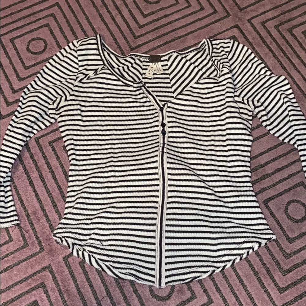 Super cute cropped long sleeve free people top
